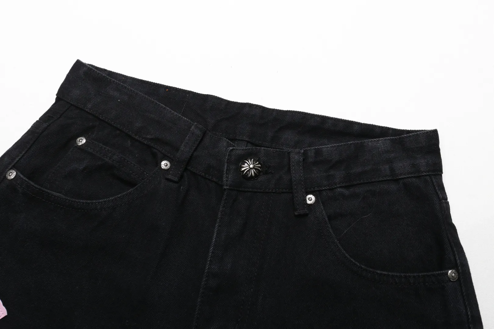 P260 [Next day] Chrome Hearts | CH city limited series Sanskrit cross patch leather jeans - black and pink color - "Hong Kong" limited edition jeans. The finished products need to be washed and then disassembled and hand-ordered. The sheepskin cross leather is then spliced ​​to complete. The whole piece requires too much craftsmanship to explain. The texture can be seen in your hand, and it looks good. The upper body effect is particularly stiff and stylish, super stylish. Same style for men and women - Color: black with blue, black with black, black with pink. Size: 28 30 32 34. Corresponding sizes s-xl. Available in stock in seconds. Detailed sizes can be found in picture 9.